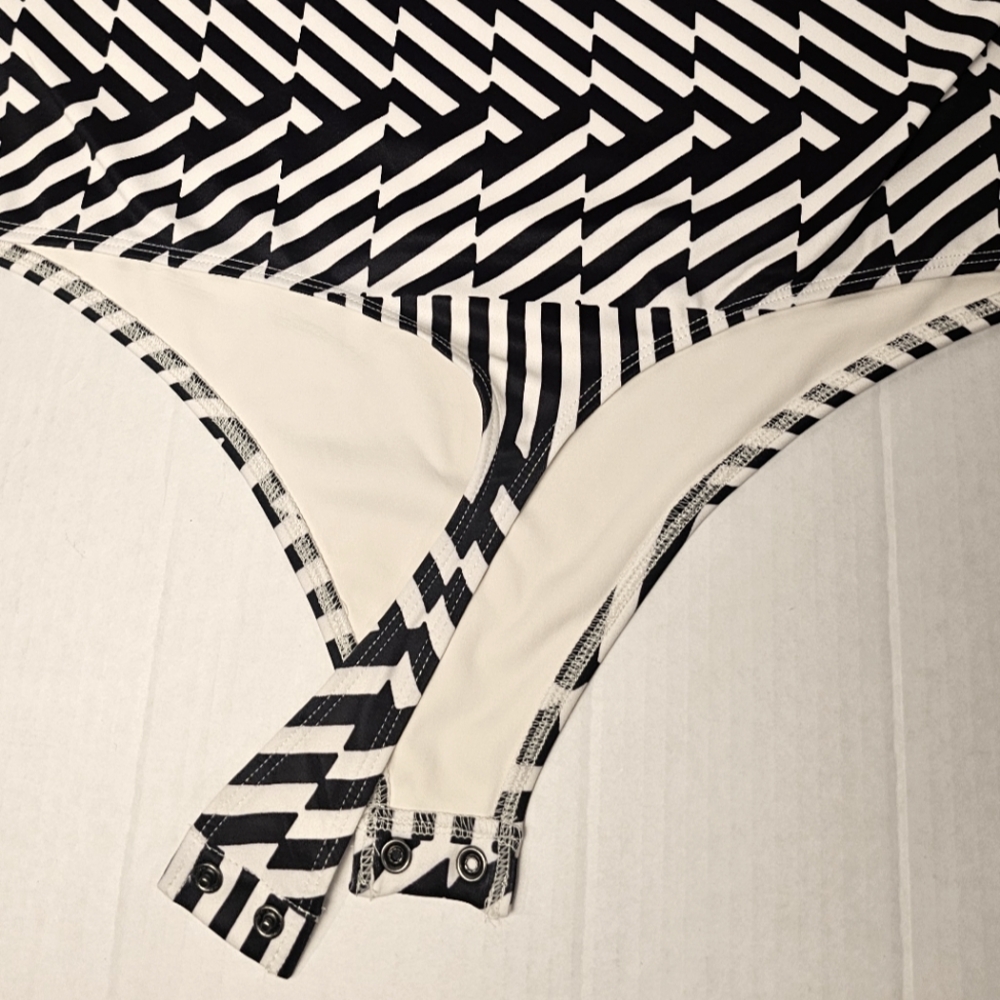 [EXPRESS] Geometric BodyContour High Neck Compression Strappy Back Bodysuit 《XL》 - Picture 10 of 15